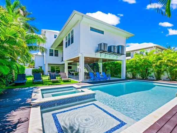Four Bedroom Plus Den Vacation Rental Home with Private Pool
