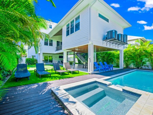 Four Bedroom Plus Den Vacation Rental Home with Private Pool