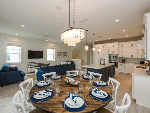 Four Bedroom Plus Den Vacation Rental Home with Private Pool