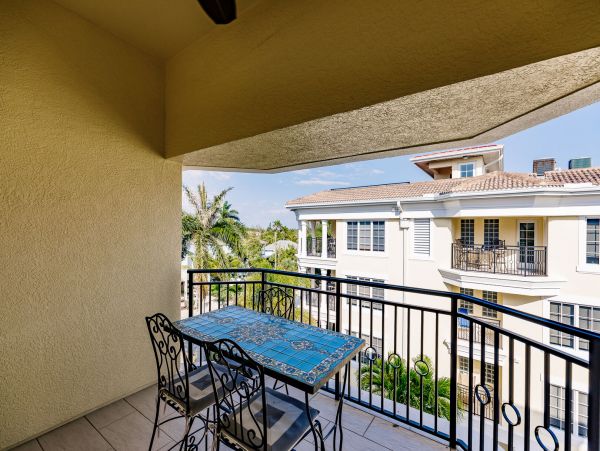 Four Bedroom Vacation Rental Sleeps 8 Communal Pool