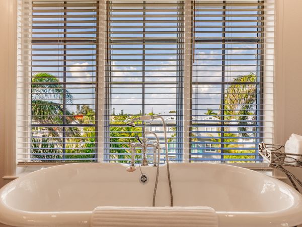 Four Bedroom Vacation Rental Sleeps 8 Communal Pool