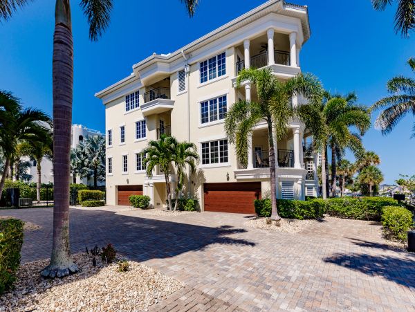 Four Bedroom Vacation Rental Sleeps 8 Communal Pool