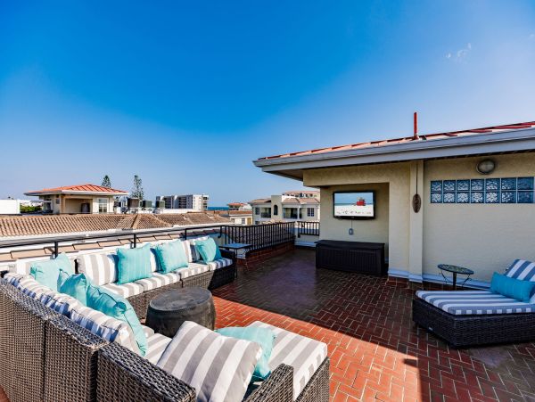 Four Bedroom Vacation Rental Sleeps 8 Communal Pool
