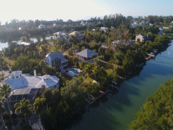 Three Bedroom Vacation Rental Sleeps 8 With a Private Pool