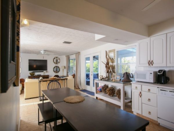 Three Bedroom Vacation Rental Sleeps 8 With a Private Pool