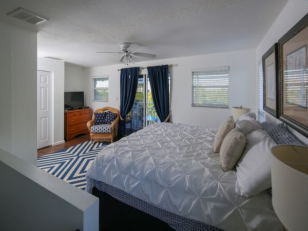 Three Bedroom Vacation Rental Sleeps 8 With a Private Pool