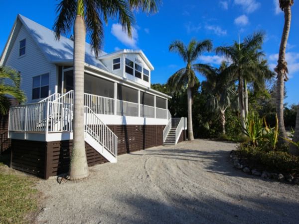 Three Bedroom Vacation Rental Sleeps 8 With a Private Pool