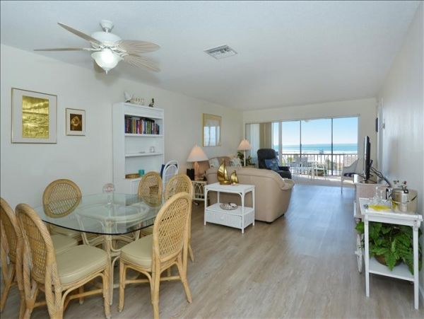 Siesta Key 2 bedrooms across the beach