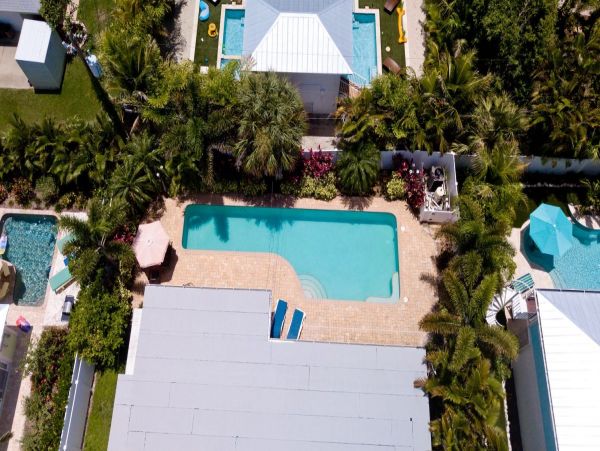 HOLMES BEACH 3 BEDROOM POOL HOME BLOCK TO BEACH