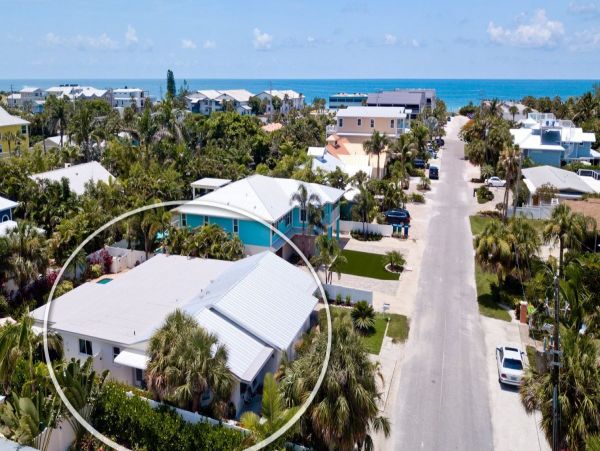 HOLMES BEACH 3 BEDROOM POOL HOME BLOCK TO BEACH