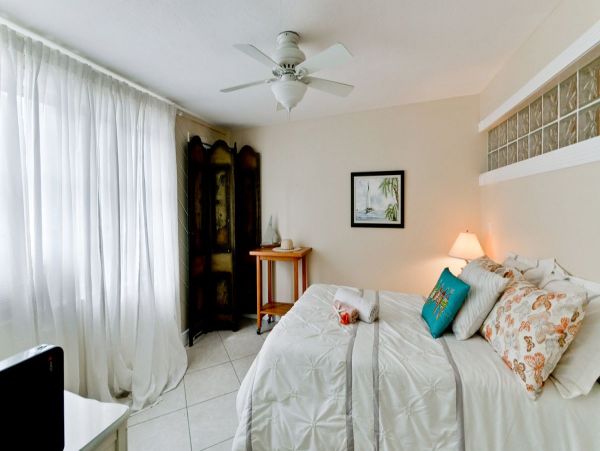 HOLMES BEACH 3 BEDROOM POOL HOME BLOCK TO BEACH