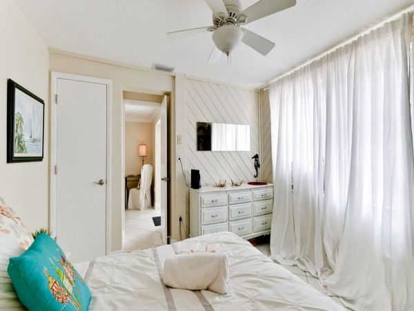 HOLMES BEACH 3 BEDROOM POOL HOME BLOCK TO BEACH