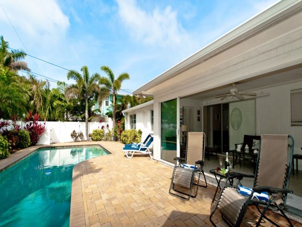 HOLMES BEACH 3 BEDROOM POOL HOME BLOCK TO BEACH
