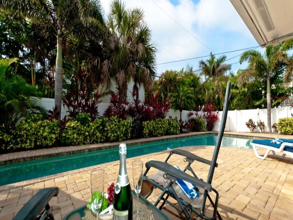 HOLMES BEACH 3 BEDROOM POOL HOME BLOCK TO BEACH