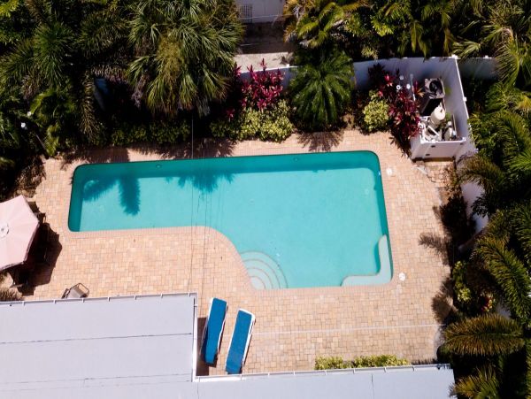 HOLMES BEACH 3 BEDROOM POOL HOME BLOCK TO BEACH