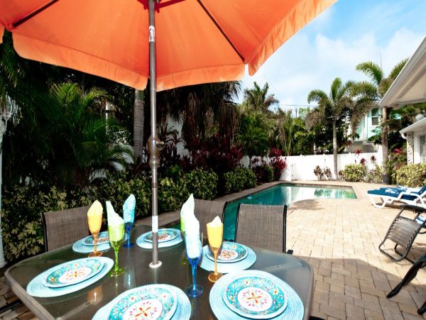 HOLMES BEACH 3 BEDROOM POOL HOME BLOCK TO BEACH