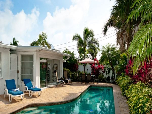 HOLMES BEACH 3 BEDROOM POOL HOME BLOCK TO BEACH