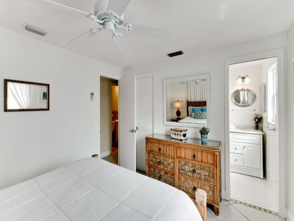 HOLMES BEACH 3 BEDROOM POOL HOME BLOCK TO BEACH