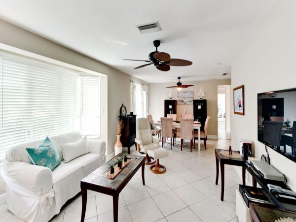 HOLMES BEACH 3 BEDROOM POOL HOME BLOCK TO BEACH