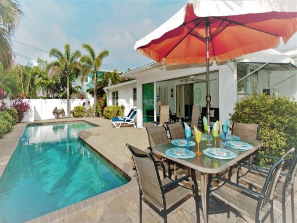 HOLMES BEACH 3 BEDROOM POOL HOME BLOCK TO BEACH