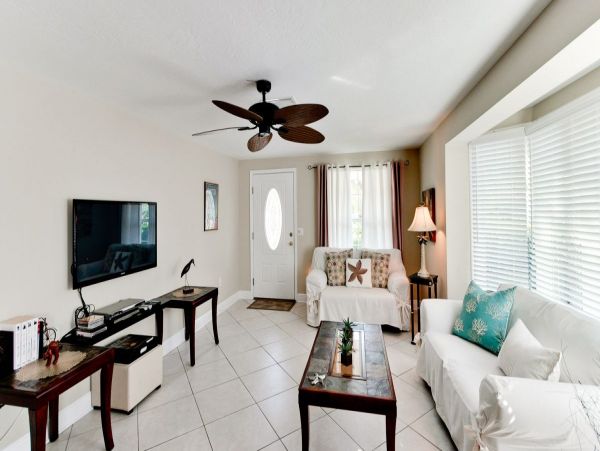 HOLMES BEACH 3 BEDROOM POOL HOME BLOCK TO BEACH