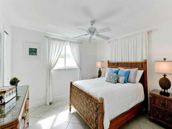 HOLMES BEACH 3 BEDROOM POOL HOME BLOCK TO BEACH