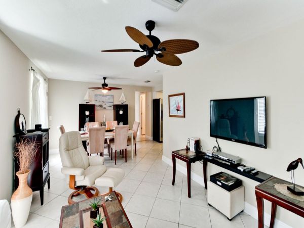 HOLMES BEACH 3 BEDROOM POOL HOME BLOCK TO BEACH