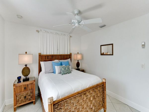 HOLMES BEACH 3 BEDROOM POOL HOME BLOCK TO BEACH