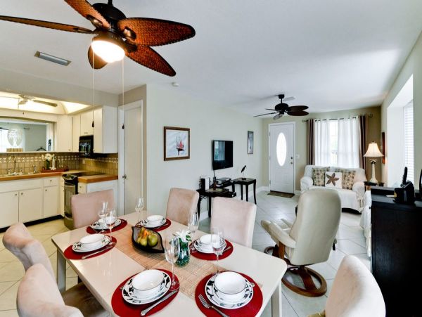 HOLMES BEACH 3 BEDROOM POOL HOME BLOCK TO BEACH