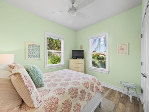 Holmes Beach 3 Bedroom Vacation Home Short Walk to Beach