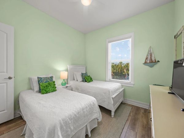 Holmes Beach 3 Bedroom Vacation Home Short Walk to Beach