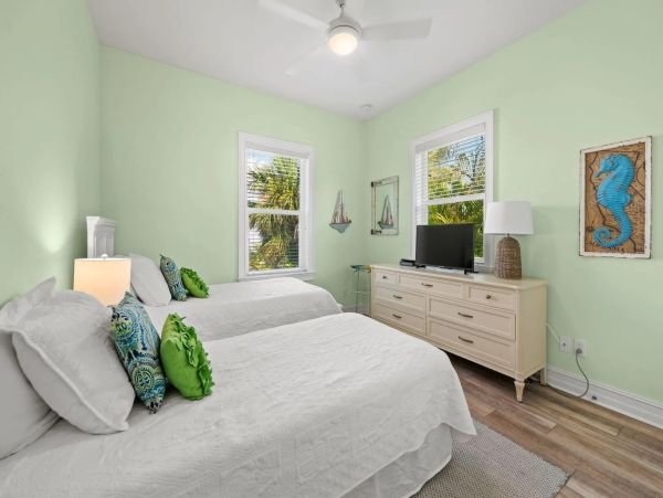 Holmes Beach 3 Bedroom Vacation Home Short Walk to Beach