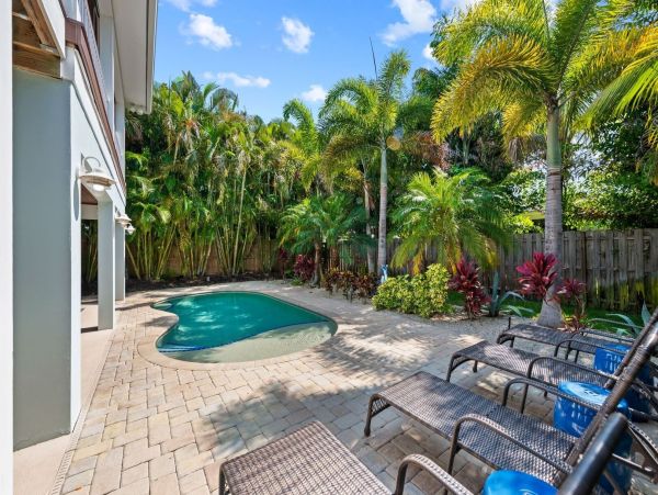 Holmes Beach 3 Bedroom Vacation Home Short Walk to Beach
