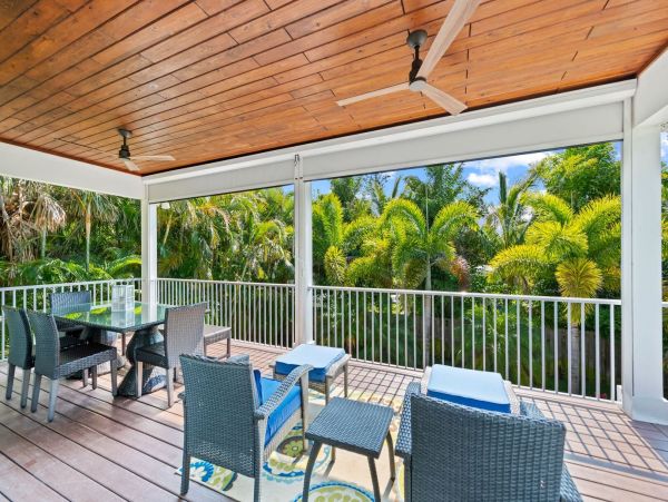 Holmes Beach 3 Bedroom Vacation Home Short Walk to Beach