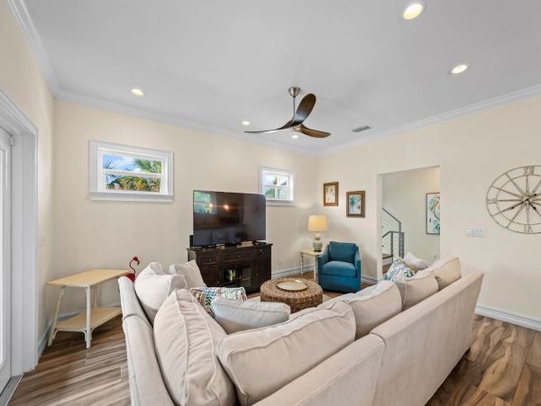 Holmes Beach 3 Bedroom Vacation Home Short Walk to Beach