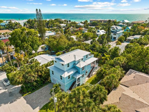 Holmes Beach 3 Bedroom Vacation Home Short Walk to Beach