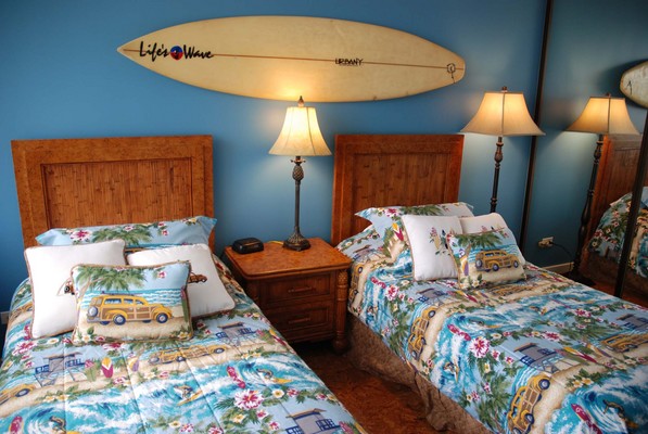 Guest bedroom with twin beds