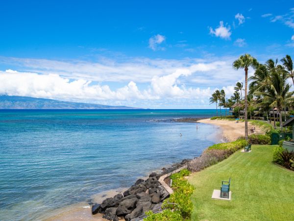 Beautiful Lahaina Vacation Condo Located on Beach Sleeps 8