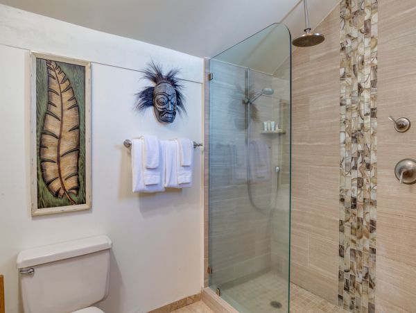 Beautiful Lahaina Vacation Condo Located on Beach Sleeps 8