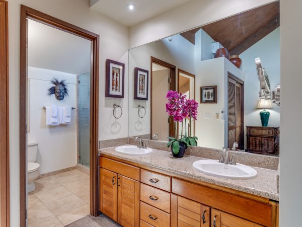 Beautiful Lahaina Vacation Condo Located on Beach Sleeps 8