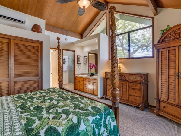 Beautiful Lahaina Vacation Condo Located on Beach Sleeps 8
