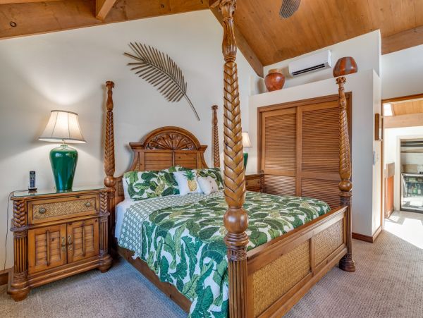 Beautiful Lahaina Vacation Condo Located on Beach Sleeps 8