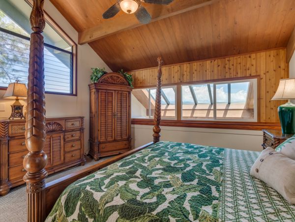 Beautiful Lahaina Vacation Condo Located on Beach Sleeps 8