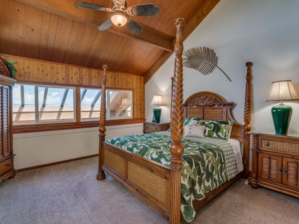 Beautiful Lahaina Vacation Condo Located on Beach Sleeps 8