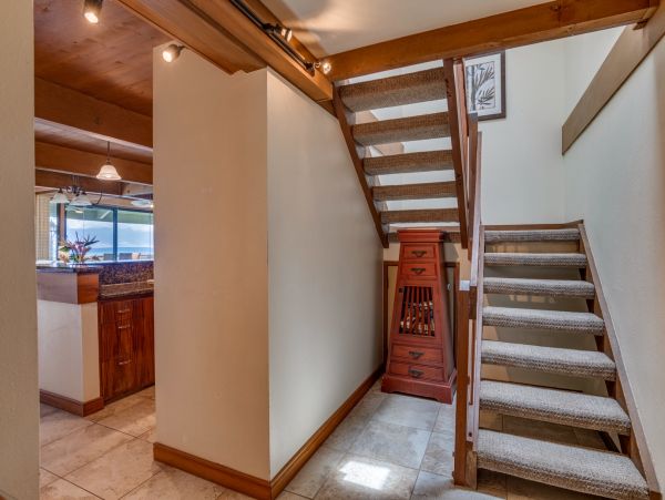 Beautiful Lahaina Vacation Condo Located on Beach Sleeps 8