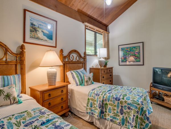 Beautiful Lahaina Vacation Condo Located on Beach Sleeps 8