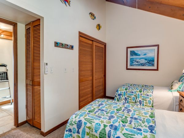 Beautiful Lahaina Vacation Condo Located on Beach Sleeps 8