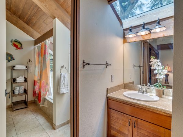 Beautiful Lahaina Vacation Condo Located on Beach Sleeps 8