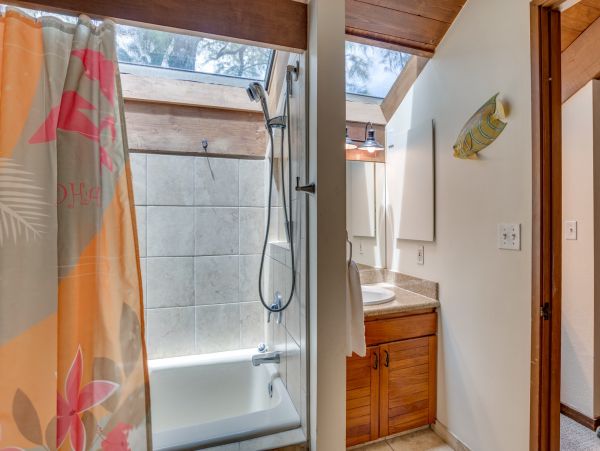 Beautiful Lahaina Vacation Condo Located on Beach Sleeps 8
