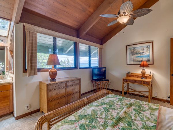 Beautiful Lahaina Vacation Condo Located on Beach Sleeps 8
